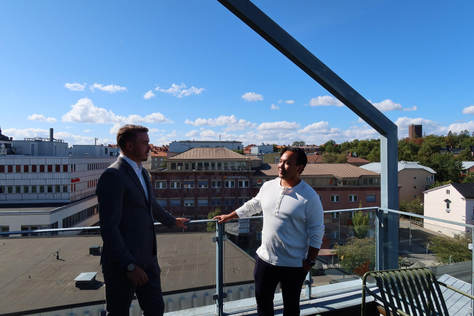 Team Gruble diskuterar webbdesign och digital strategi på takterrassen i Västerås
